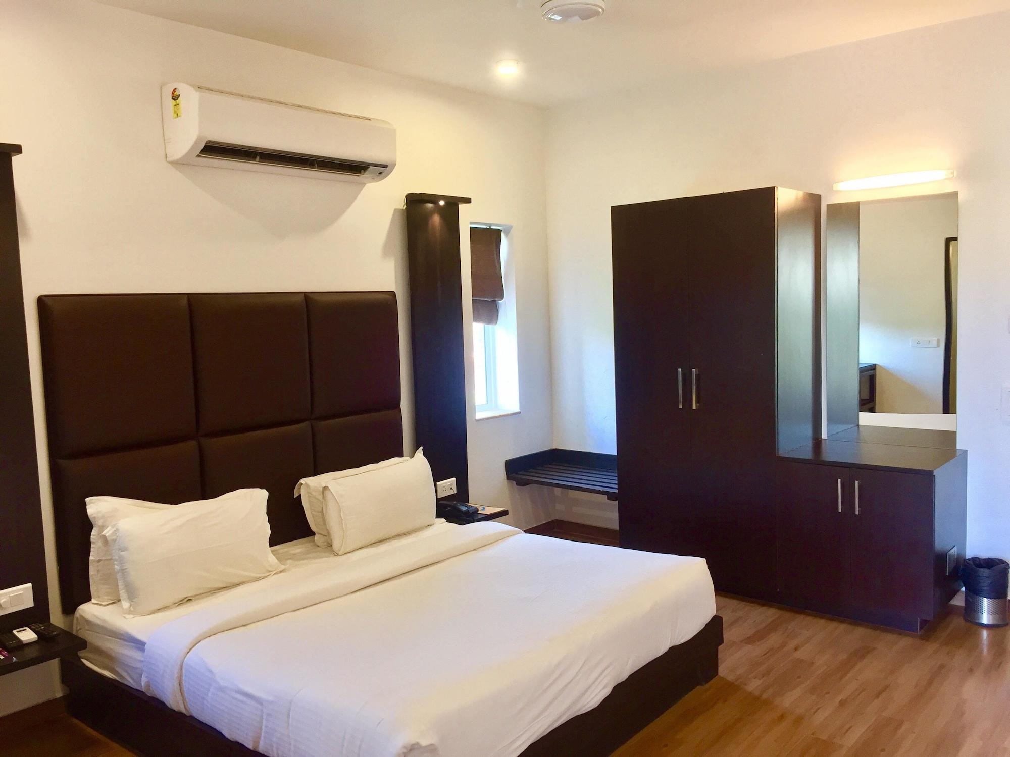 Sinq Beach Resort Калангуте Екстериор снимка