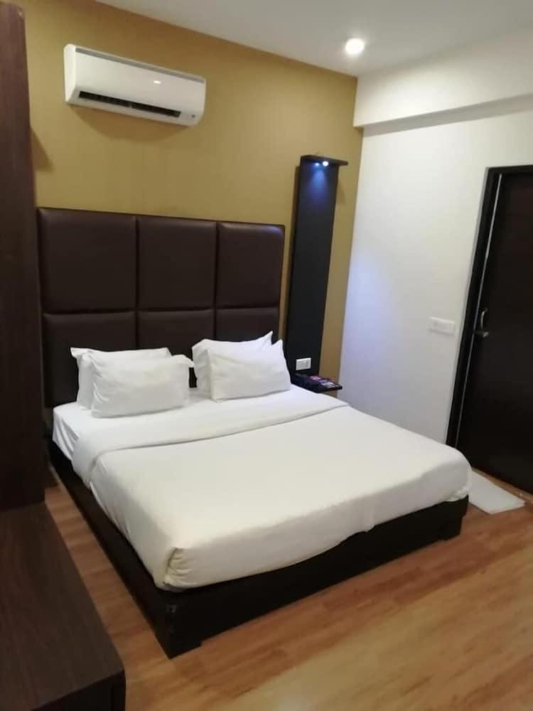 Sinq Beach Resort Калангуте Екстериор снимка