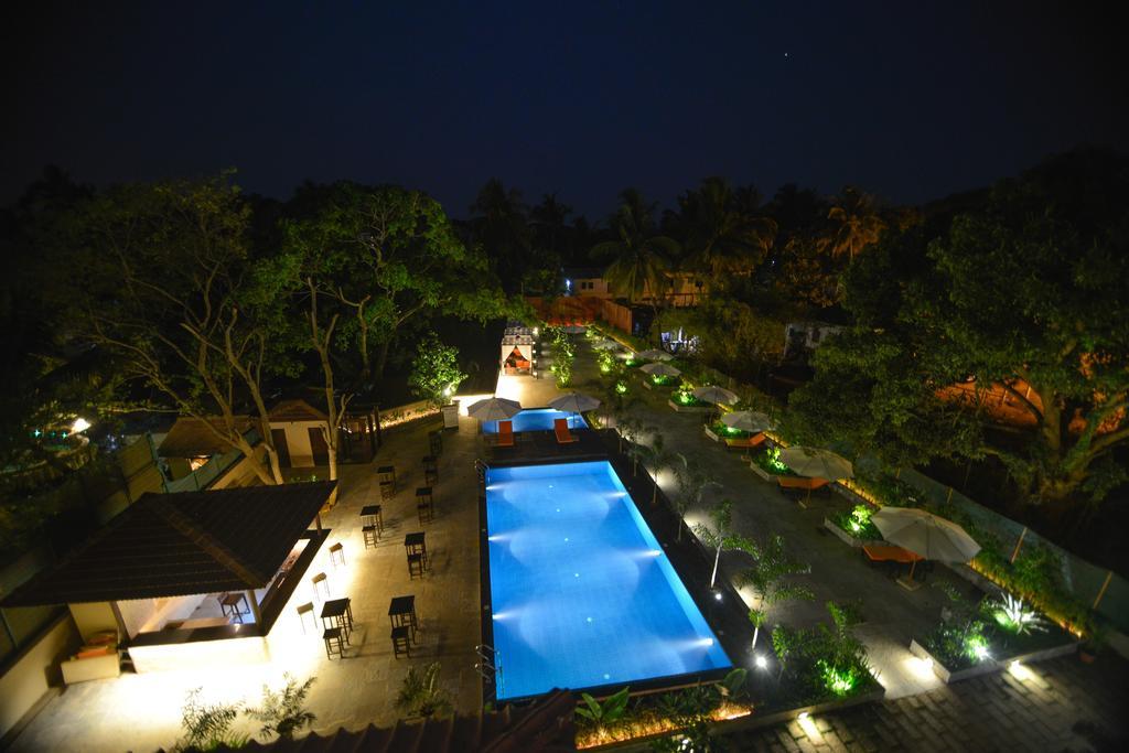 Sinq Beach Resort Калангуте Екстериор снимка