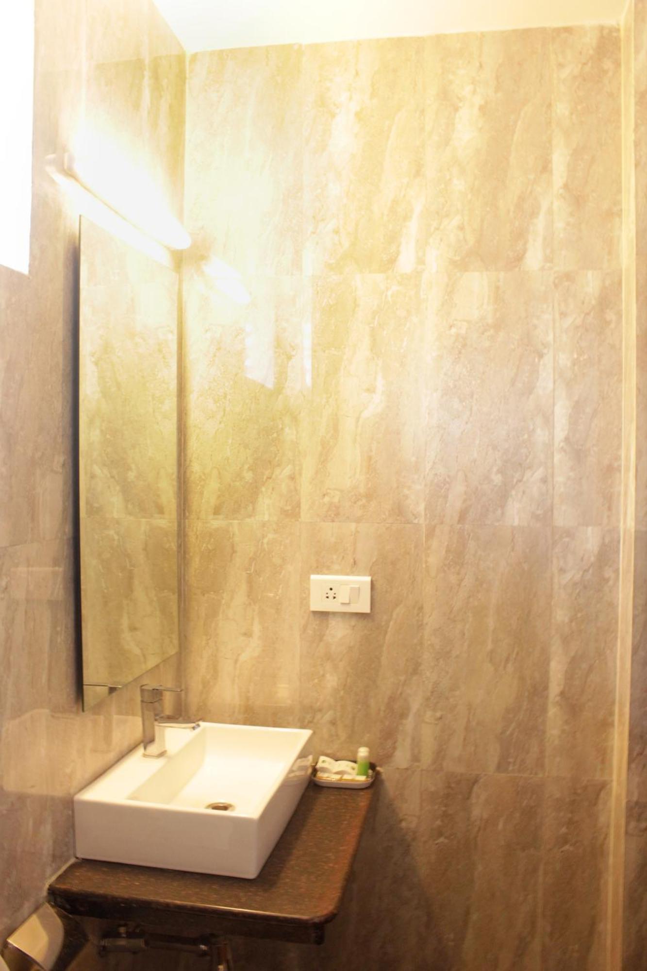 Sinq Beach Resort Калангуте Екстериор снимка