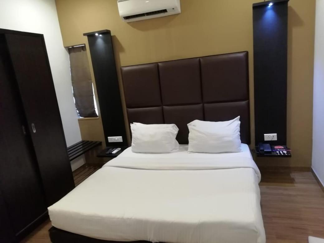 Sinq Beach Resort Калангуте Екстериор снимка