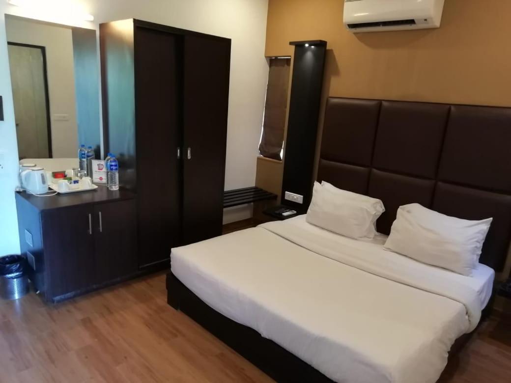 Sinq Beach Resort Калангуте Екстериор снимка